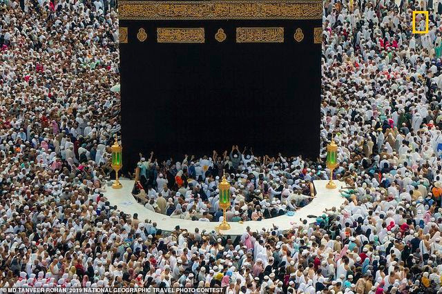  Người hành hương đang cầu nguyện trong một bức ảnh của MD Tanveer Rohan. Trong lễ Tawaf, người hành hương cố gắng chạm vào và hôn tảng đá Đen Kaaba.