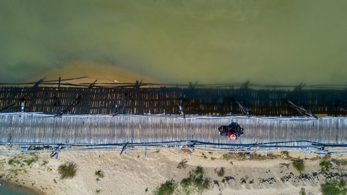 Nhiếp ảnh gia Cao Kỳ Nhân, thổ địa xứ “hoa vàng trên cỏ xanh” cho hay vào mùa lũ (tháng 10-11 hàng năm), phía đầu cầu gỗ An Ninh Tây được người dân tháo dỡ một nhịp để cầu không cuốn trôi. Dù vậy, vào đợt lũ quét, cây cầu vẫn bị cuốn ra biển, phải đầu tư mới hoàn toàn. Khi nước rút, nguồn kinh phí thu vé được sử dụng để tiến hành sửa chữa hoặc dựng mới lại.
