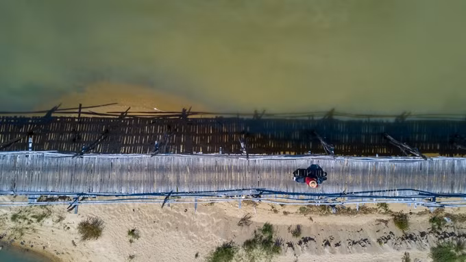 Nhiếp ảnh gia Cao Kỳ Nhân, thổ địa xứ “hoa vàng trên cỏ xanh” cho hay vào mùa lũ (tháng 10-11 hàng năm), phía đầu cầu gỗ An Ninh Tây được người dân tháo dỡ một nhịp để cầu không cuốn trôi. Dù vậy, vào đợt lũ quét, cây cầu vẫn bị cuốn ra biển, phải đầu tư mới hoàn toàn. Khi nước rút, nguồn kinh phí thu vé được sử dụng để tiến hành sửa chữa hoặc dựng mới lại.