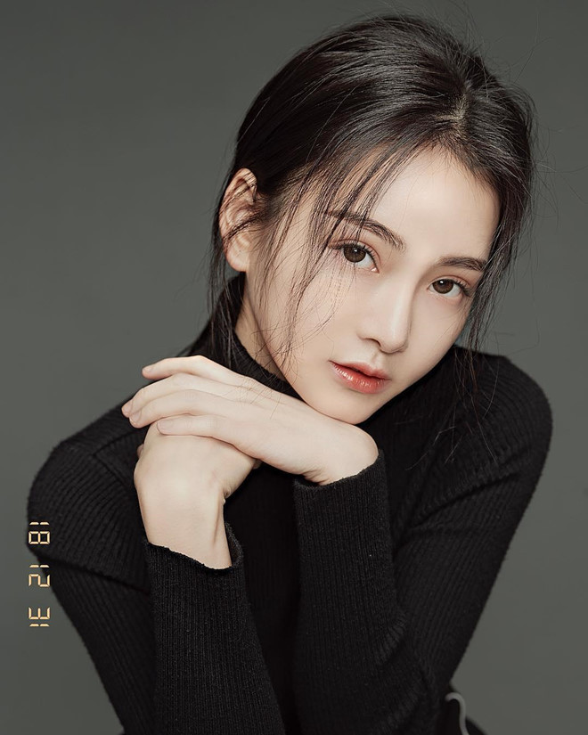 Trong các bức ảnh chụp chân dung, Lee có phong cách tạo dáng, thần thái không kém người mẫu chuyên nghiệp. Không ít dân mạng nhận xét cô có nhiều nét giống diễn viên Triệu Lệ Dĩnh