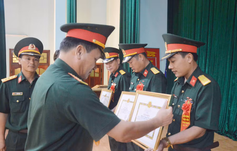 Trao khen thưởng cho các tập thể, cá nhân. Ảnh: Anh Huy