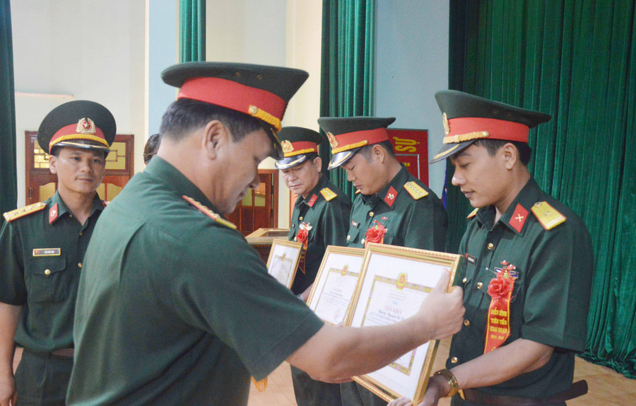 Trao khen thưởng cho các tập thể, cá nhân. Ảnh: Anh Huy