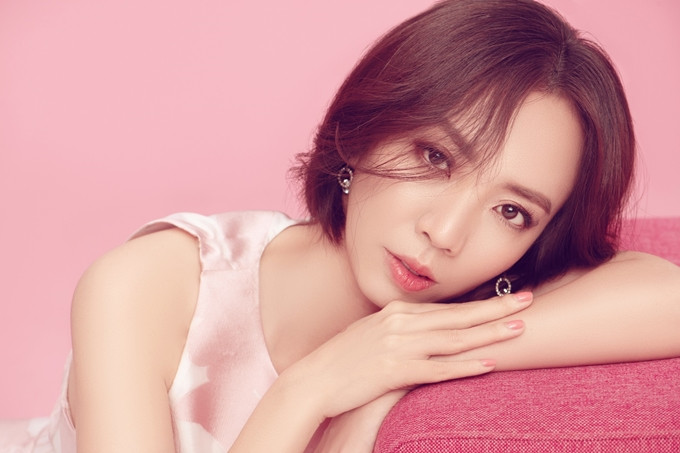 Thu Trang khoe nhan sắc trẻ trung ở tuổi 35. Bà xã Tiến Luật chia sẻ: 'Trên sân khấu, tôi xuất hiện cá tính, mạnh mẽ. Nhưng ở cuộc sống đời thường, tôi ý thức cần nhẹ nhàng, mềm mỏng để giữ gìn hạnh phúc gia đình' Thu Trang khoe nhan sắc trẻ trung ở tuổi 35. Bà xã Tiến Luật chia sẻ: 'Trên sân khấu, tôi xuất hiện cá tính, mạnh mẽ. Nhưng ở cuộc sống đời thường, tôi ý thức cần nhẹ nhàng, mềm mỏng để giữ gìn hạnh phúc gia đình'