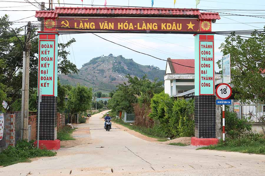 Cổng làng Kdâu được người dân trong làng đóng góp kinh phí xây dựng. Ảnh: P.N