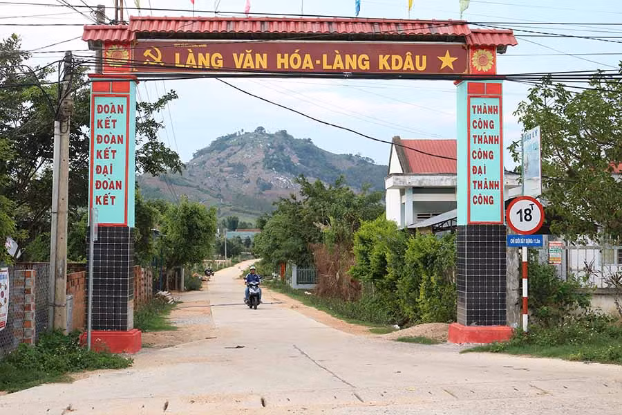 Cổng làng Kdâu được người dân trong làng đóng góp kinh phí xây dựng. Ảnh: P.N