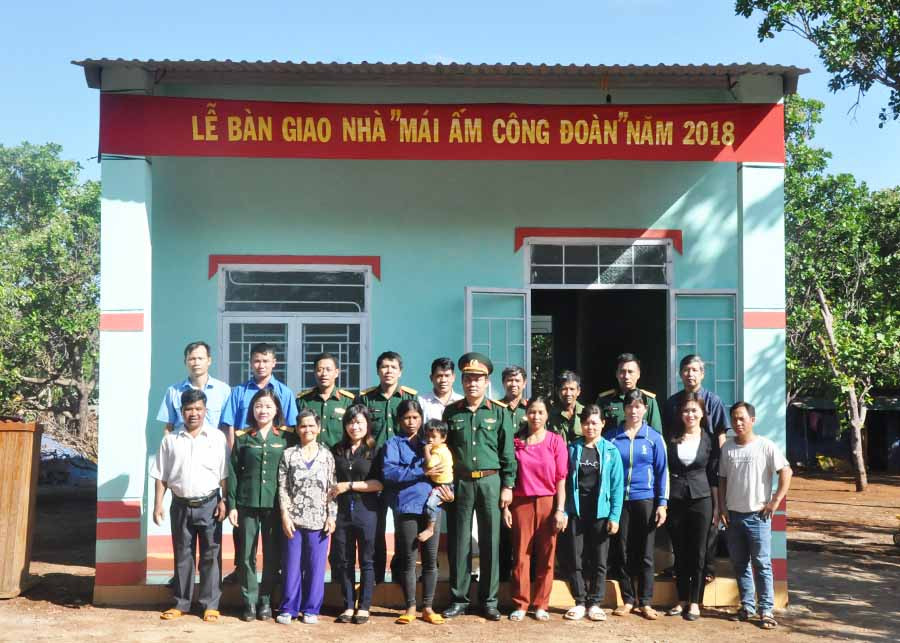  Đại diện lãnh đạo Công ty 75 bàn giao nhà “Mái ấm Công đoàn” cho gia đình có hoàn cảnh khó khăn. Ảnh: V.H