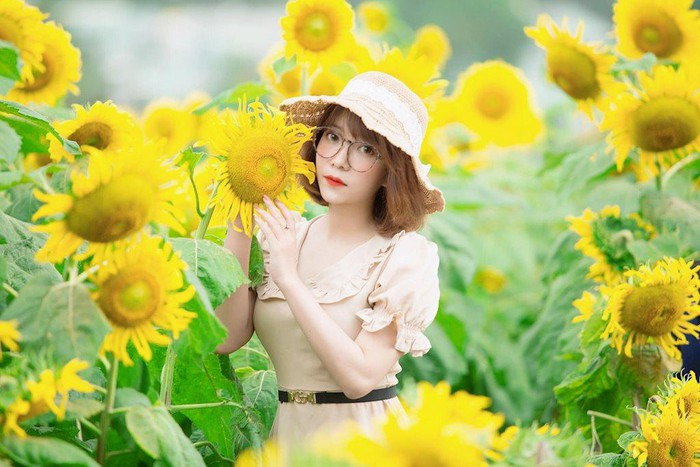  Gương mặt xinh xắn, trong sáng cùng vóc dáng thanh mảnh giúp cô nàng luôn nổi bật và thu hút mọi ánh nhìn.