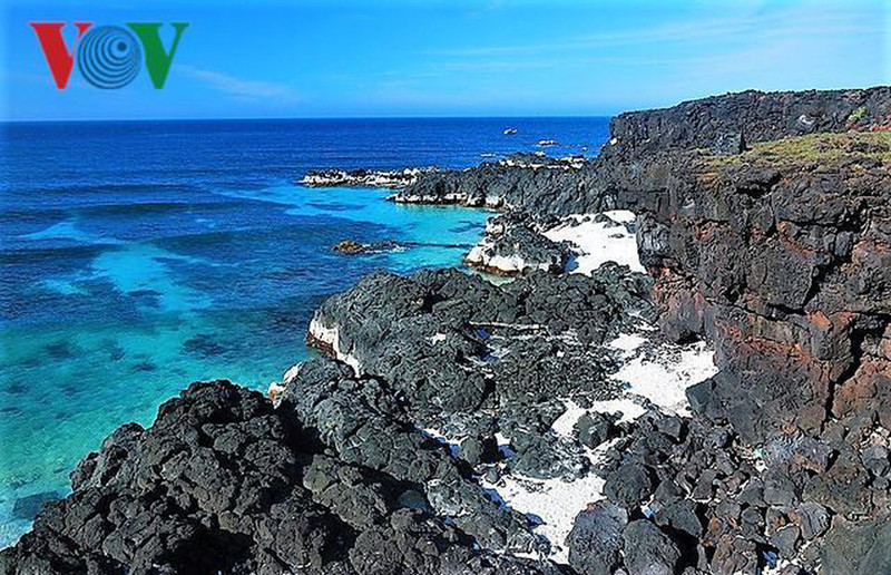 Đảo Lý Sơn, Quảng Ngãi: Dù trời nắng và nhiều gió nhưng không khí trên đảo Lý Sơn vẫn rất mát mẻ. Nơi đây thu hút du khách bởi vẻ đẹp thiên nhiên kỳ thú, sự thân thiện của người dân và những món đặc sản thú vị.