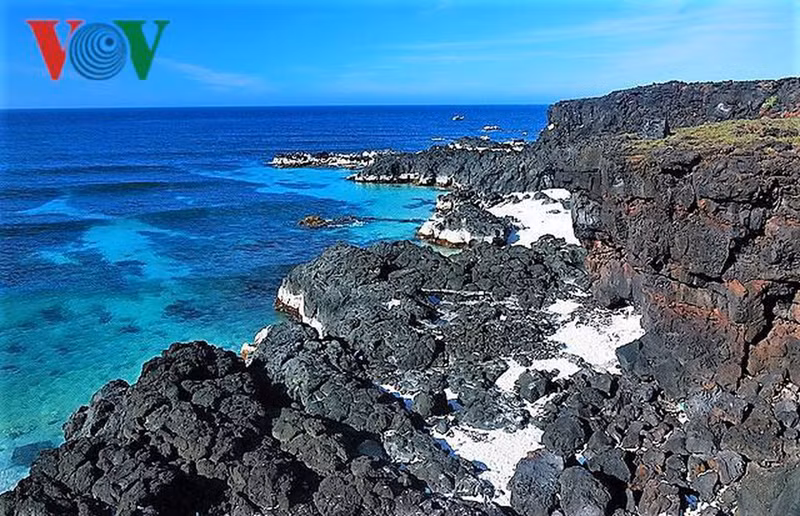 Đảo Lý Sơn, Quảng Ngãi: Dù trời nắng và nhiều gió nhưng không khí trên đảo Lý Sơn vẫn rất mát mẻ. Nơi đây thu hút du khách bởi vẻ đẹp thiên nhiên kỳ thú, sự thân thiện của người dân và những món đặc sản thú vị.