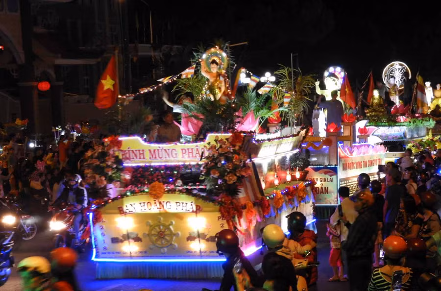 Xe hoa mừng Đại lễ Phật đản. Ảnh: Thanh Nhật
