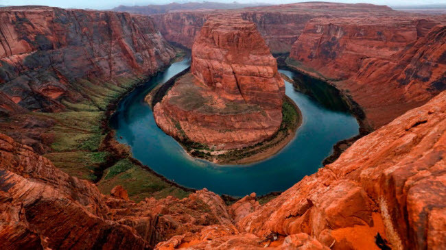 Vành Móng Ngựa, Mỹ: Khúc quanh hình móng ngựa gần lối vào vườn quốc gia Grand Canyon ở bang Arizona. Du khách có thể dễ dàng tiếp cận địa điểm này bằng đường bộ. 