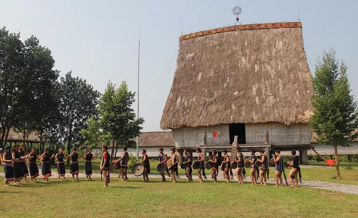 Người Gia Rai sống thành từng làng (plơi hay bôn), trưởng làng và các bô lão có uy tín lớn, giữ vai trò điều hành mọi sinh hoạt tập thể. Mỗi làng có một mái nhà rông cao vút là nơi diễn ra nhiều nghi thức cộng đồng, sinh hoạt văn hóa (Ảnh: Du lịch dân tộc Việt Nam).