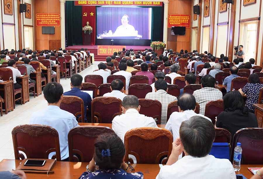  Cán bộ toàn tỉnh Gia Lai tập trung lắng nghe nội dung chuyên đề do các báo cáo viên trình bày tại hội nghị. Ảnh: M.N