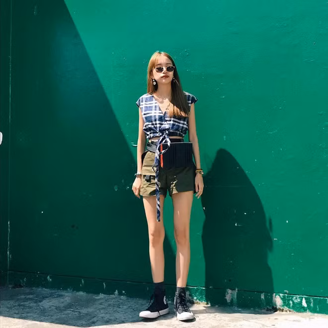  Vào những ngày thời tiết oi bức, một chiếc quần skinny có thể khiến các cô gái mất đi sự thoải mái, đôi chân trở nên bí bách, không thông thoáng. Một món đồ hữu hiệu có thể thay thế những thiết kế ôm sát cơ thể chính là quần short. Tuy nhiên, để set đồ trở nên sành điệu hơn bạn có thể lựa chọn item tông màu xanh quân đội, phối cùng crop-top kẻ ô và túi đeo ngang hông.