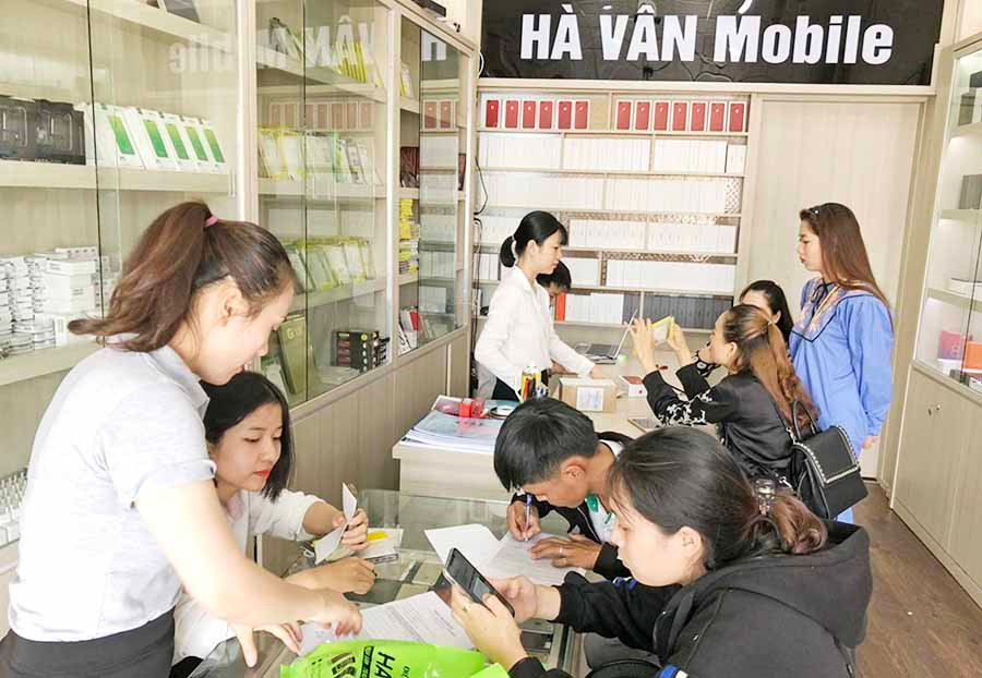 Khách hàng đến giao dịch tại Hà Vân Mobile.  Khách hàng đến giao dịch tại Hà Vân Mobile.