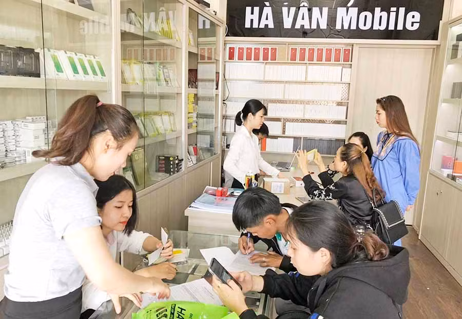  Khách hàng đến giao dịch tại Hà Vân Mobile.