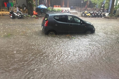 Nếu đi xe vào đường ngập không may bị chết máy bạn không nên cố nổ máy mà hãy gọi cứu hộ.