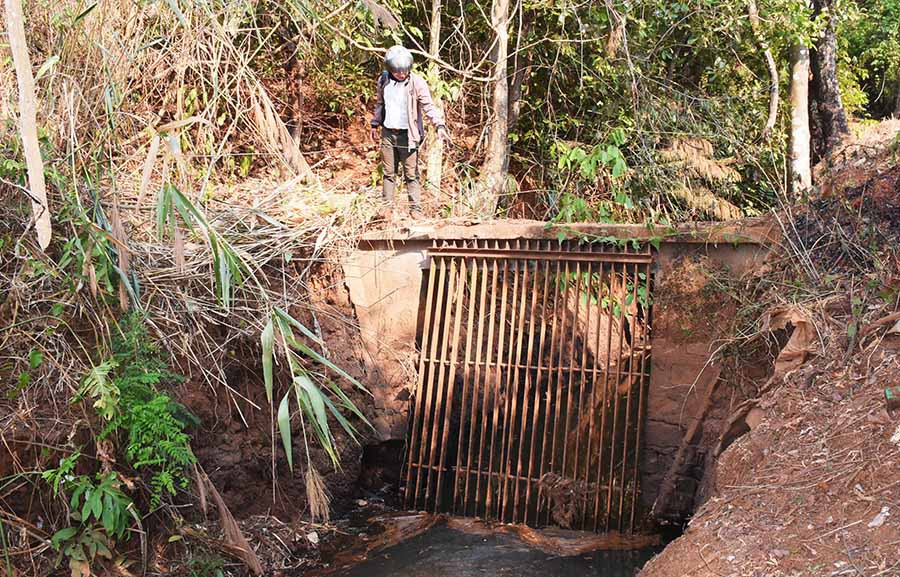 Kênh dẫn nước nhiều tháng nay đã không còn chảy khi hồ chứa áp lực phía trên để dẫn nước vào đường ống đã trơ đáy. Ảnh: M.N