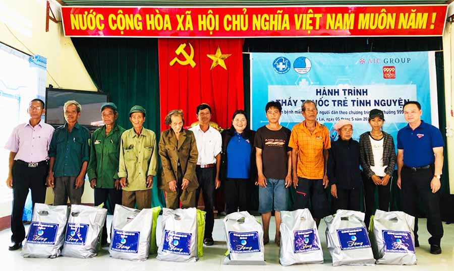 Hội Liên hiệp Thanh niên Việt Nam tỉnh trao tặng quà cho các hộ gia đình chính sách, gia đình khó khăn. Ảnh: Thủy Bình