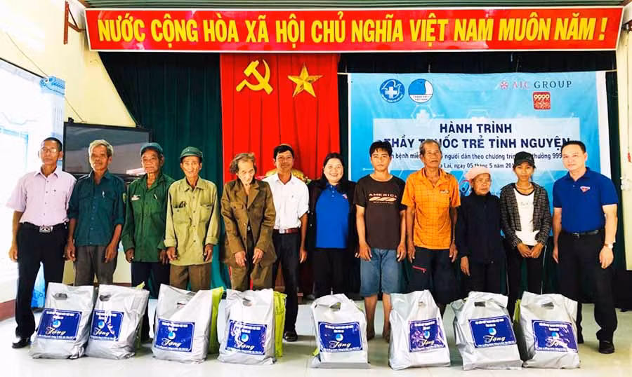 Hội Liên hiệp Thanh niên Việt Nam tỉnh trao tặng quà cho các hộ gia đình chính sách, gia đình khó khăn. Ảnh: Thủy Bình