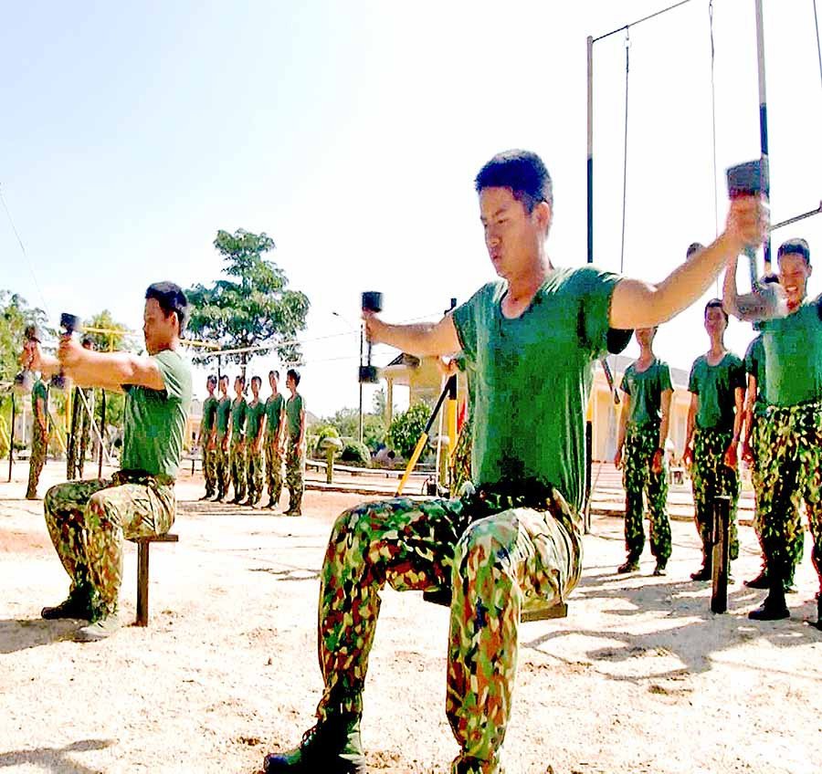  Chiến sĩ mới của Lữ đoàn Pháo binh 40 hăng say luyện tập thể lực. Ảnh: S.T