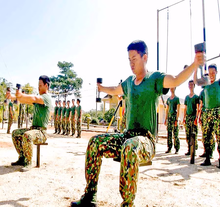  Chiến sĩ mới của Lữ đoàn Pháo binh 40 hăng say luyện tập thể lực. Ảnh: S.T