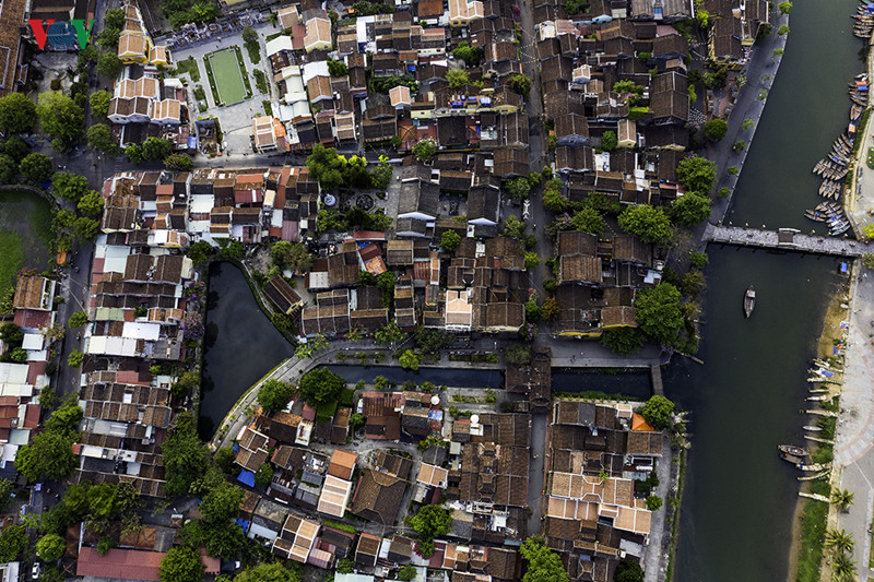 Chùa Cầu, các hội quán Quảng Đông, Phúc Kiến, từng dãy phố san sát nhau như cận bằng với bước chân qua lại trên phố.