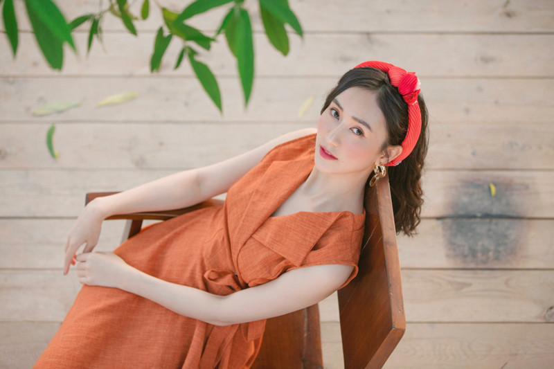  Được biết, Á hậu Hà Thu đã lặn lội lên tận Đà Lạt để ghi lại những khoảnh khắc thơ mộng đầu hè gửi tặng người hâm mộ.