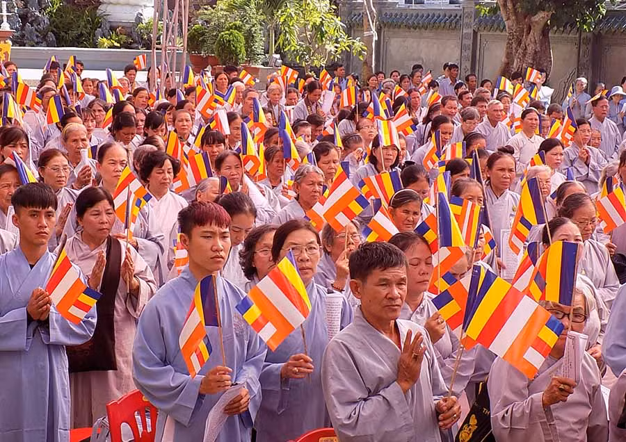  Quang cảnh đồng bào phật tử dự Đại Lễ Phật đản tại Gia Lai. Ảnh: T.N