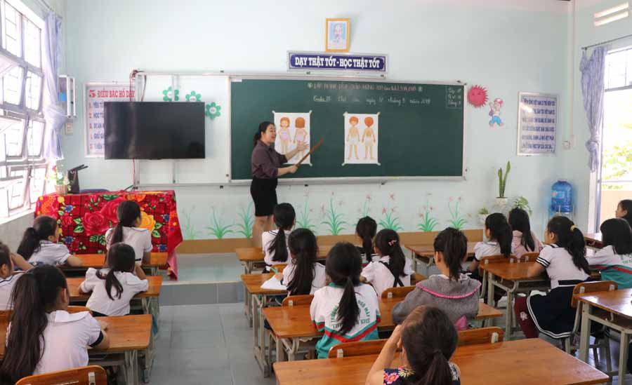  Các em học sinh học được phổ biến kiến thức về giới tình và an toàn thân thể. Ảnh:Ngọc Minh