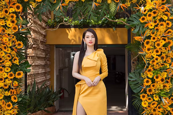 Váy lụa hợp mốt mùa hè được nhà mốt Việt thêm các điểm nhấn vạt quấnm nơ to bản trang trí cho một bên vai.