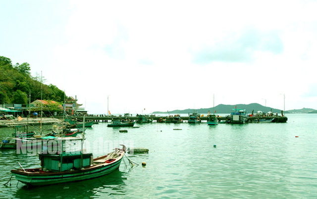 Đây cũng là nơi cho nhiều tàu bè tránh bão, gió