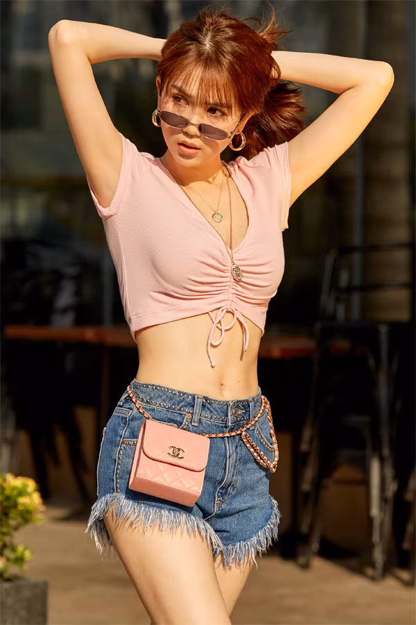 Những mẫu áo crop-top tôn điểm vàng trên hình thể được Ngọc Trinh tận dụng một cách khéo léo. Kiểu áo sexy được người đẹp mix cùng jeans, short jeans xé gấu, biker short và các kiểu quần ống suông hợp mốt.