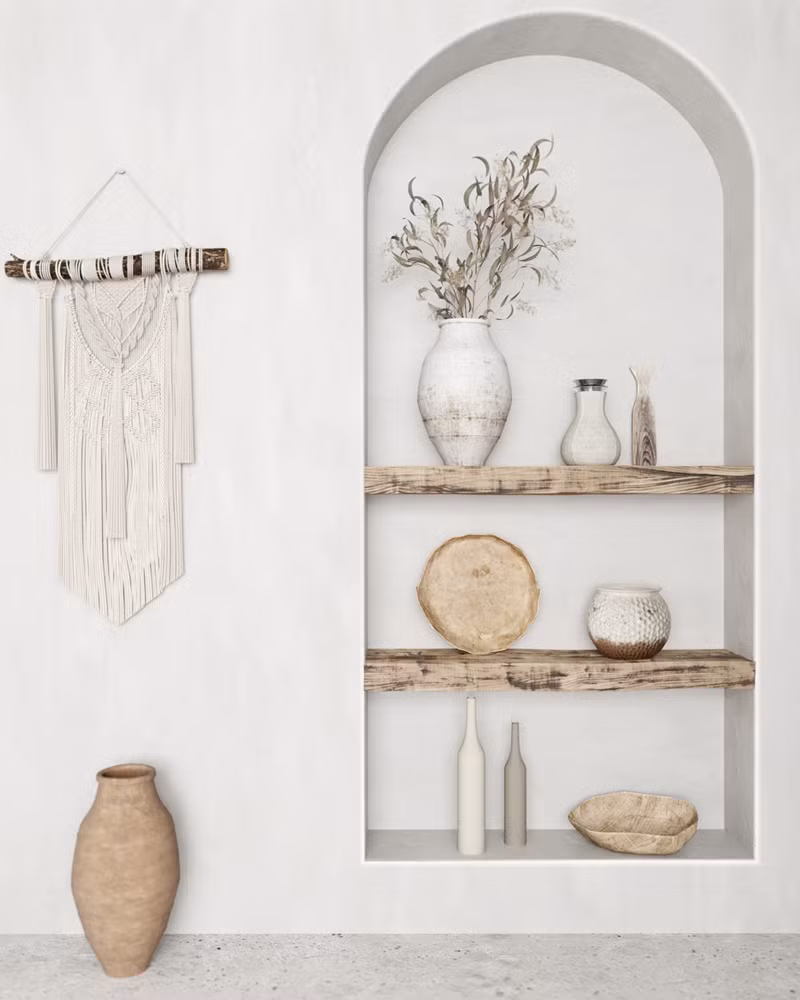 Một số vật dụng như lọ hoa, đĩa, thớt bằng sứ và gỗ từ thời cổ xưa. 