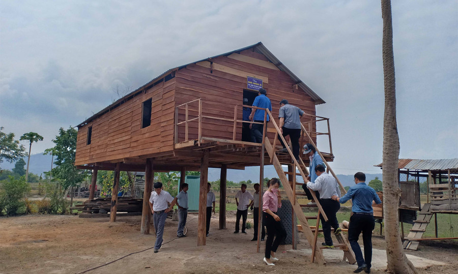 Đoàn công tác xã hội từ thiện quận 12, TP.HCM trao tặng nhà nhân ái cho các gia đình. Ảnh: Như Loan