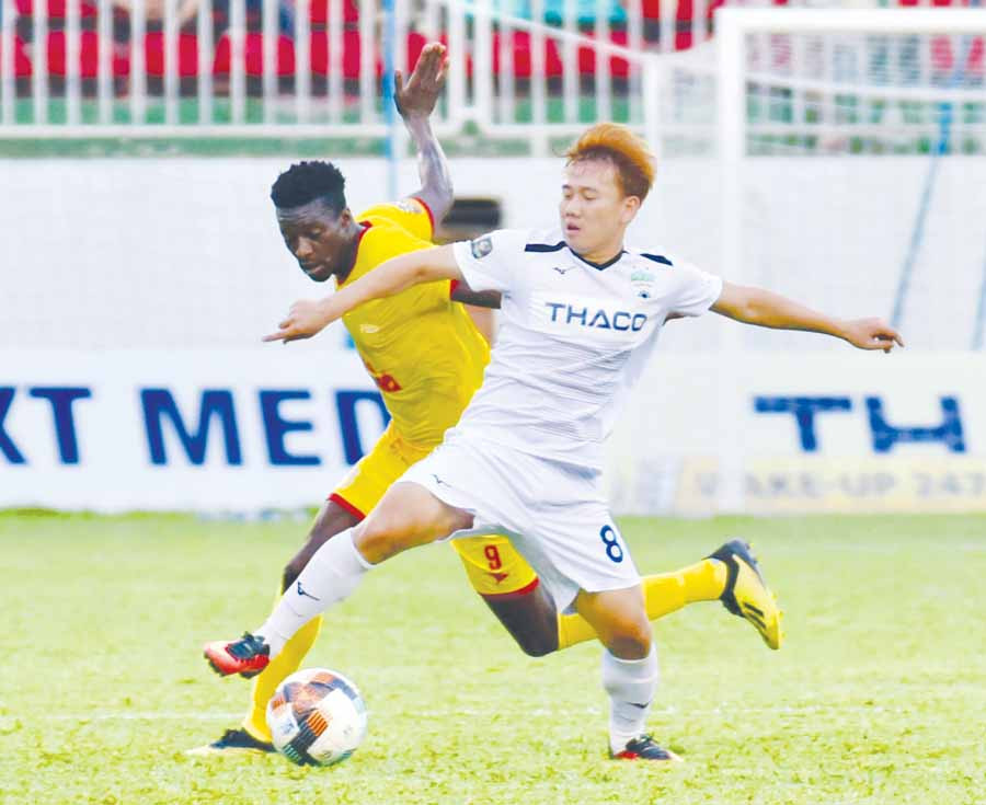  Tiền vệ Minh Vương (áo trắng) của HAGL. Ảnh: L.V.N