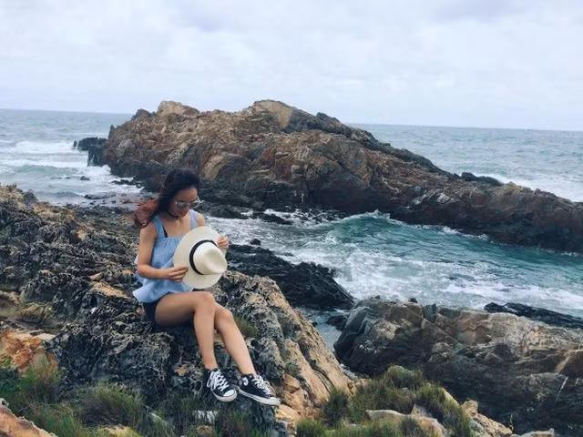 Với hệ thống đá trầm tích được bào mòn qua hàng vạn năm tạo nên kỳ quan thiên nhiên tuyệt đẹp. Ảnh: Ngô Phương Thảo