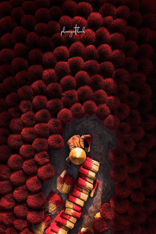  Hương thơm của nhang, một tấm ảnh bắt được khoảnh khắc đẹp ở Việt Nam