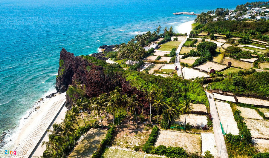 Sâm cho hay thiên nhiên ở đảo Bé Lý Sơn hoang sơ với hàng loạt cụm đá trầm tích núi lửa độc đáo. Bên phải ngôi nhà của anh là thắng cảnh Hòn Đụn, trầm tích núi lửa hàng triệu năm vươn ra biển; bên trái là bãi đá trầm tích núi lửa Mom tàu... có niên đại hàng triệu năm thuận lợi để phát triển du lịch. . 