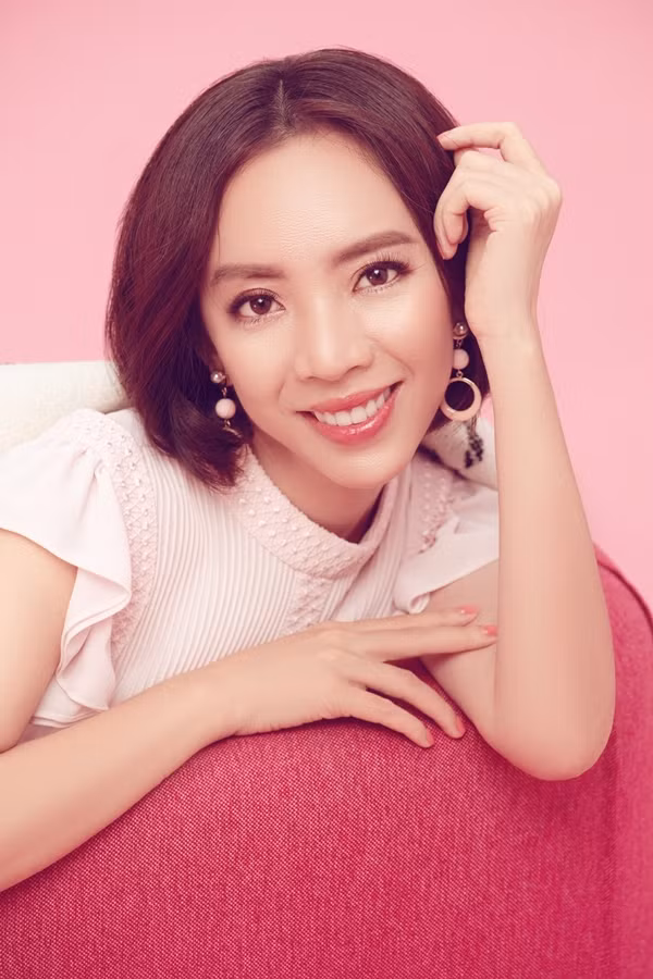  'Hoa hậu hài' Thu Trang yêu thích phong cách dịu dàng, nữ tính.