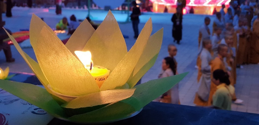 Đêm thắp nến có sự chứng minh tham dự của chư tôn Hòa thượng, Thượng tọa, Đại đức, Tăng ni, các nhân sĩ trí thức, học giả, nhà nghiên cứu của đại diện 112 quốc gia vùng lãnh thổ và các hệ phái Phật giáo trên toàn thế giới. 