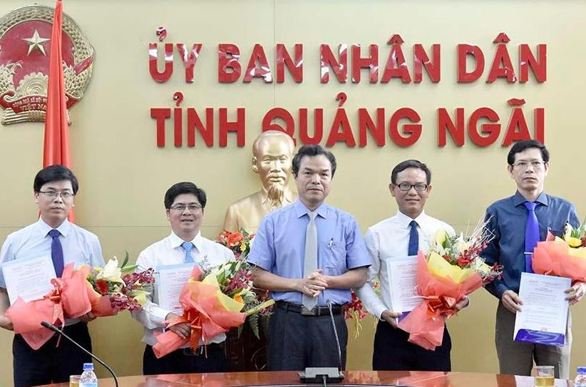 Phó Chủ tịch UBND tỉnh Quảng Ngãi Đặng Ngọc Dũng đã trao các quyết định của Chủ tịch UBND tỉnh Quảng Ngãi bổ nhiệm 4 cán bộ.