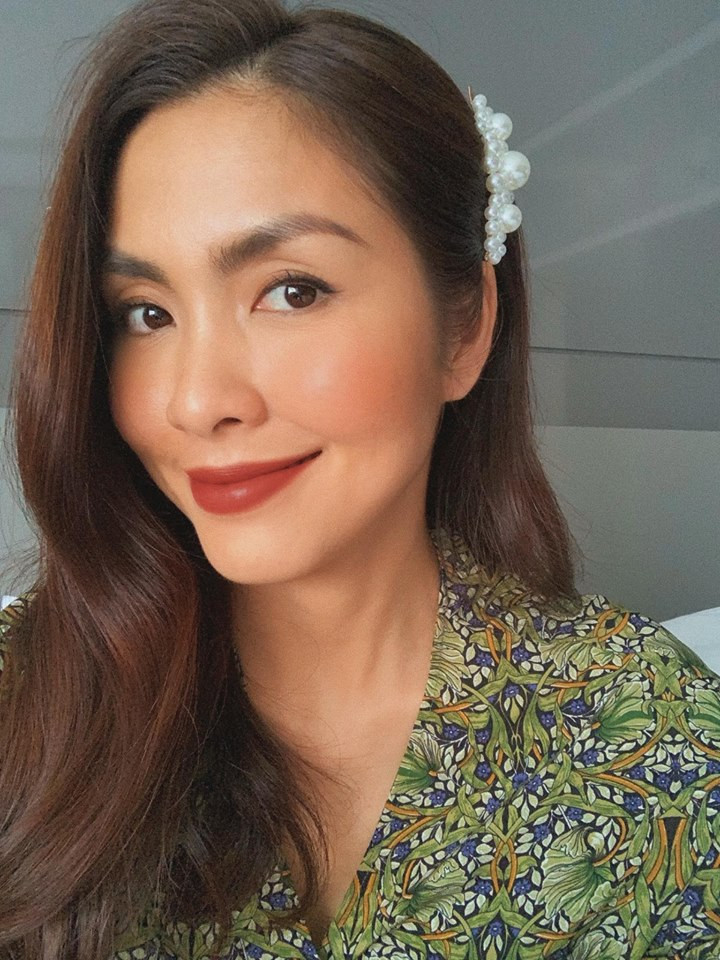 Sau nhiều năm vắng bóng khỏi làng giải trí để hỗ trợ gia đình chồng kinh doanh, Tăng Thanh Hà xuất hiện trở lại khi góp mặt tại một số sự kiện và thường xuyên chia sẻ hình ảnh đời thường lên mạng xã hội. 