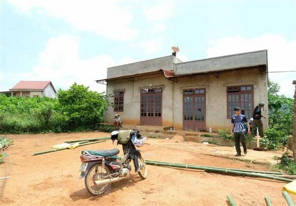 Ngôi nhà của nghi phạm Nghiêm Thị Nhi, nơi xảy ra án mạng nghiêm trọng khiến ba bà cháu thiệt mạng. (Ảnh: Nguyễn Dũng/TTXVN) Ngôi nhà của nghi phạm Nghiêm Thị Nhi, nơi xảy ra án mạng nghiêm trọng khiến ba bà cháu thiệt mạng. (Ảnh: Nguyễn Dũng/TTXVN)