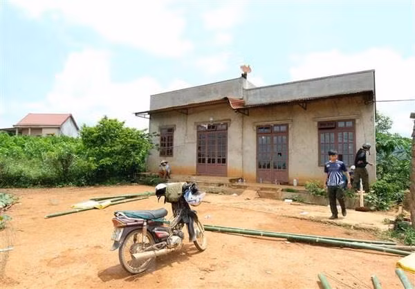 Ngôi nhà của nghi phạm Nghiêm Thị Nhi, nơi xảy ra án mạng nghiêm trọng khiến ba bà cháu thiệt mạng. (Ảnh: Nguyễn Dũng/TTXVN)