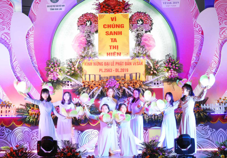 Văn nghệ mừng Phật đản. Ảnh: Thanh Nhật