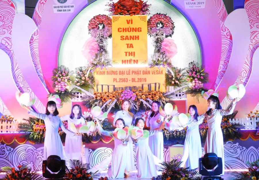 Văn nghệ mừng Phật đản. Ảnh: Thanh Nhật