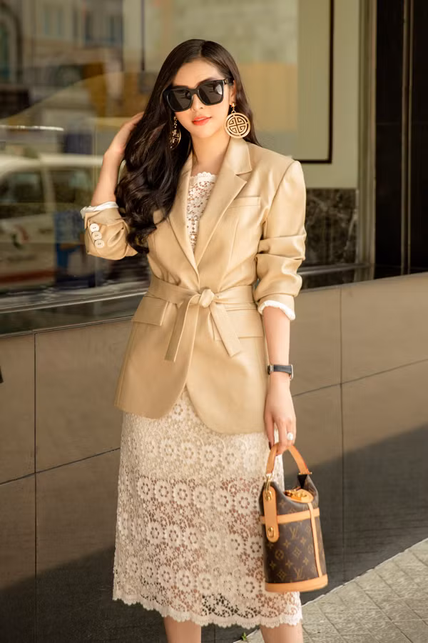  Váy ren xuyên thấu kết hợp cùng blazer sẽ giúp bạn gái thể hiện tinh thần thời thượng khi đi làm hay tham gia các sự kiện quan trọng.