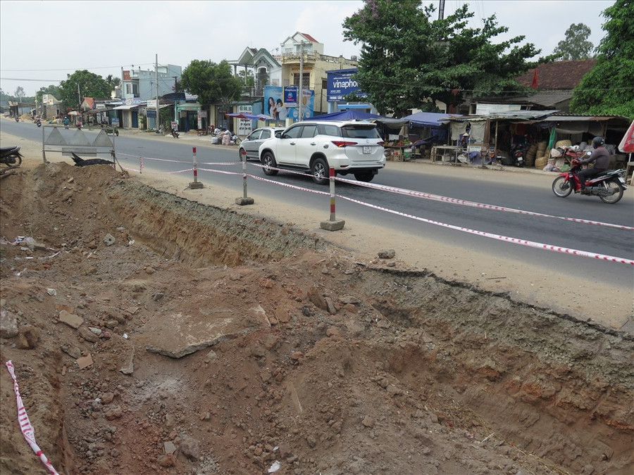 Những hố to, sâu trên QL1A như chực chờ để “bẫy” người đi đường. Ảnh: P.V Những hố to, sâu trên QL1A như chực chờ để “bẫy” người đi đường. Ảnh: P.V