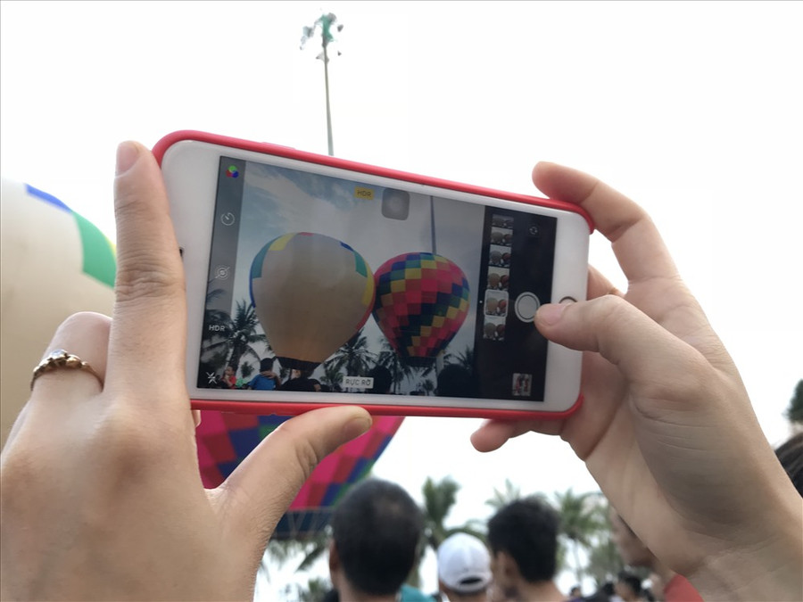 Người dân và du khách hào hứng lưu lại những khoảnh khắc tuyệt đẹp này.